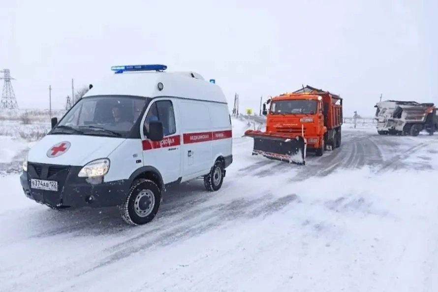 Дорожники помогли доставить роженицу в больницу. Обложка © VK / Минтранс Алтайского края