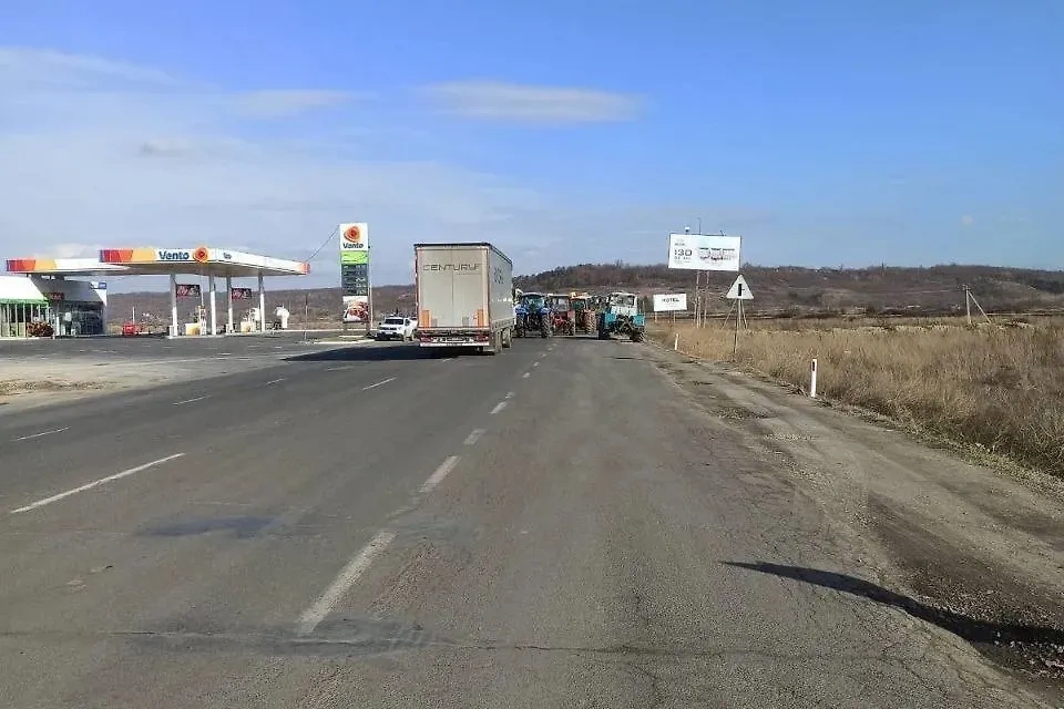 Молдавские фермеры заблокировали 150 машин на границе с Румынией. Обложка © X / Borys Chupryna