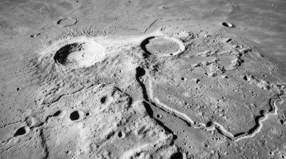 Учёные рассмотрели "китайский" лунный грунт и нашли нечто неизвестное науке. Обложка © Wikipedia / Фото с борта "Аполлона-15"
