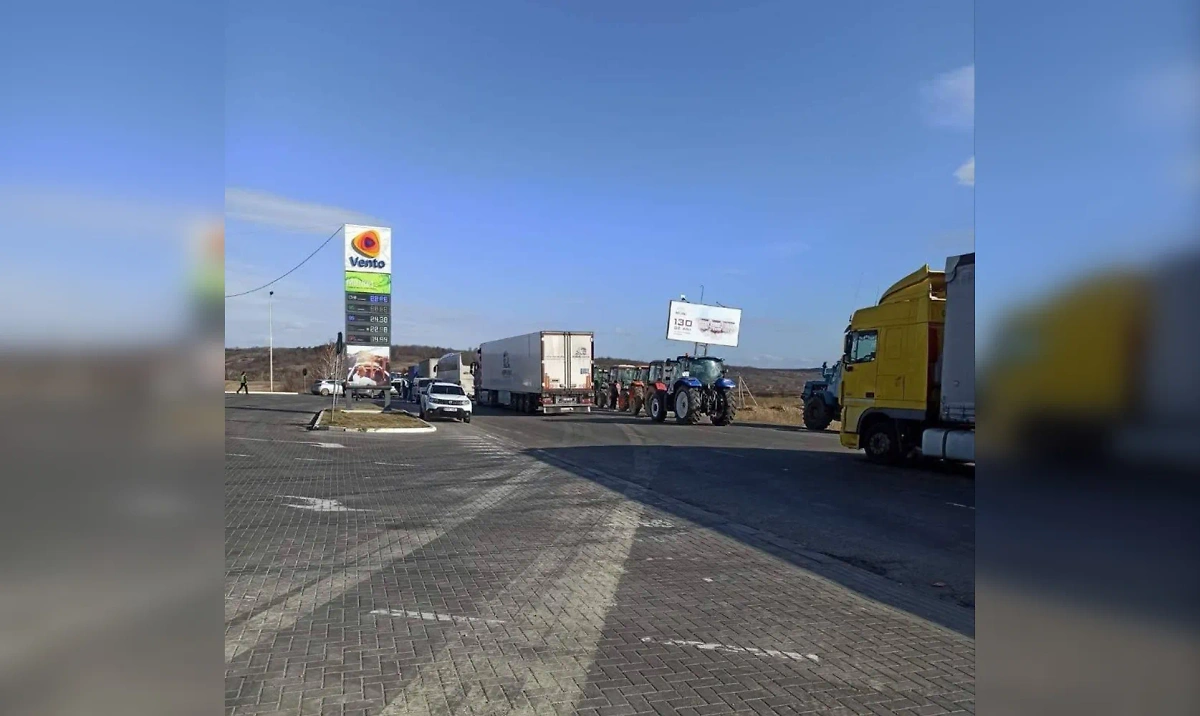 Молдавские фермеры заблокировали около 150 машин на границе с Румынией. Обложка © X / Borys Chupryna