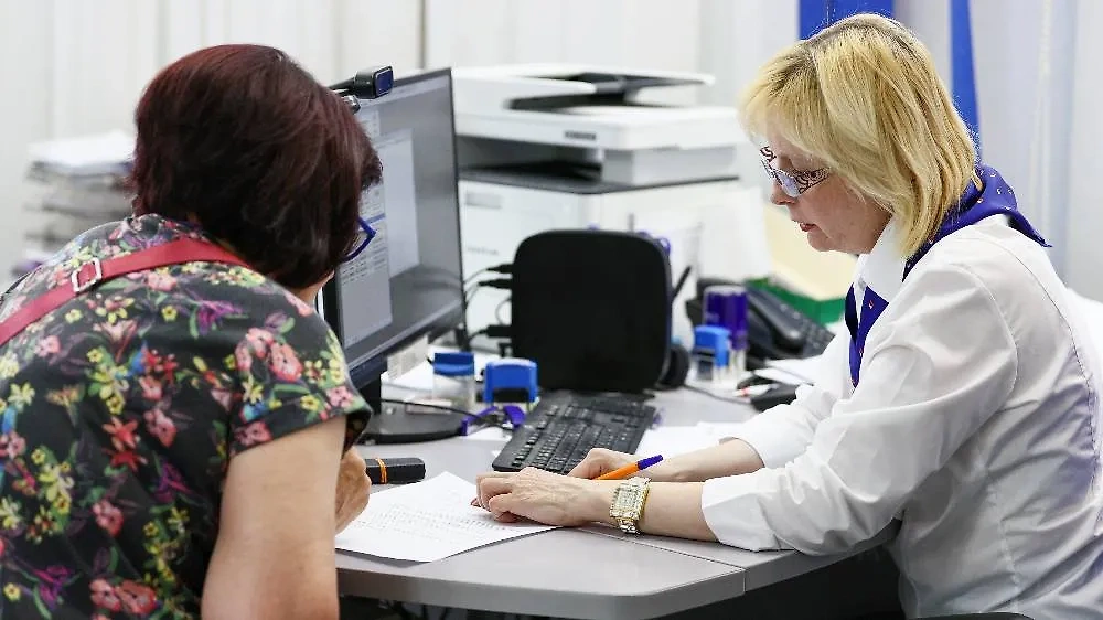 Банк может перевести экс зарплатный счёт клиента на другой тариф, который предусматривает плату за обслуживание. Фото © ТАСС / Александр Река