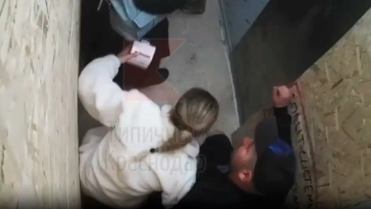 В Краснодаре оборвался трос лифта в одной из новостроек. Видео © t.me / Типичный Краснодар
