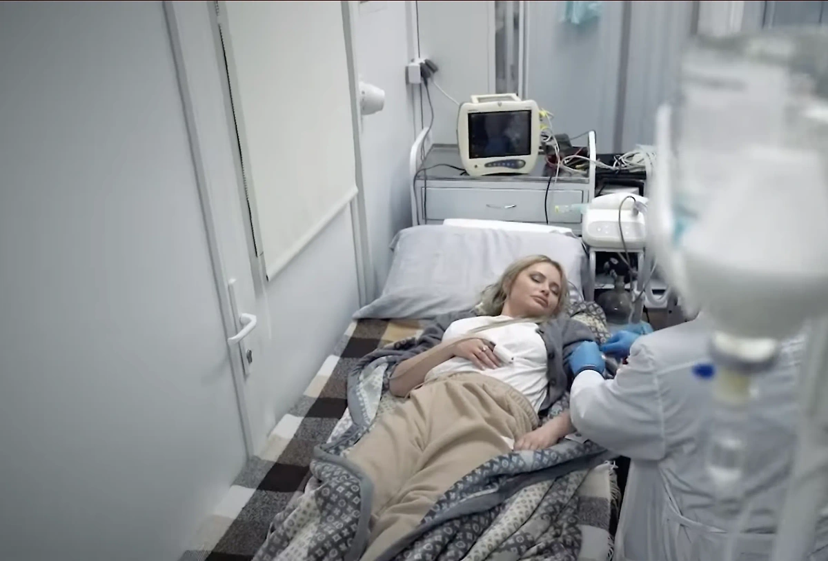 Дана Борисова в больнице. Фото © Youtube / Show for you
