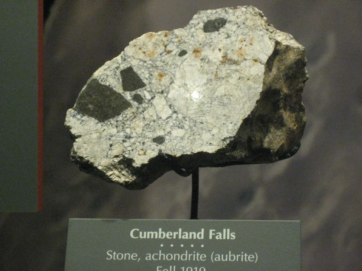 Образец метеорита из группы обритов, выставленный в музее в США. Фото © Wikipedia
