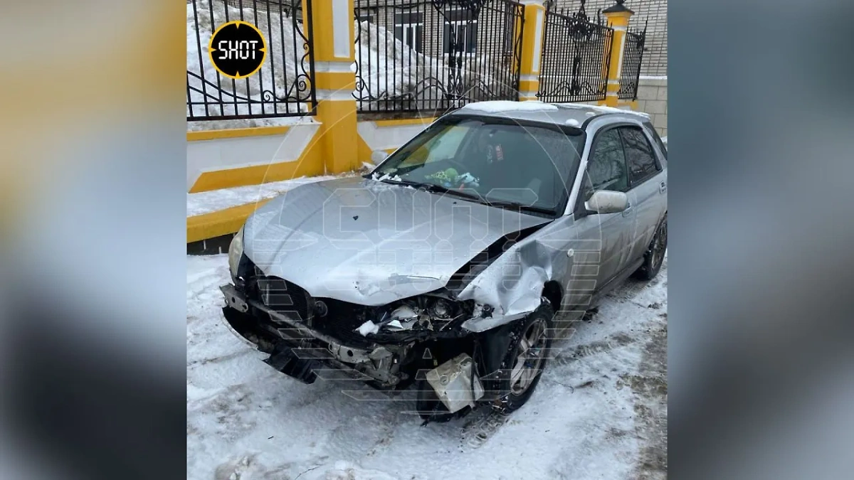 Разбитая после "гонок" первоклассника в Барнауле машина. Обложка © Telegram / SHOT