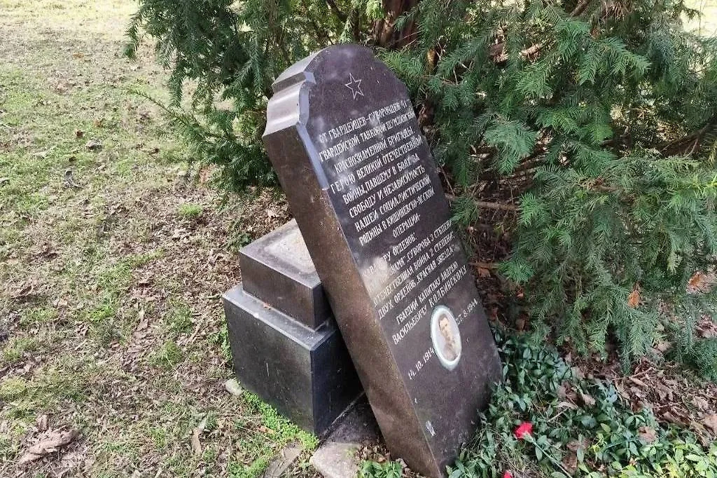 Вандалы разрушили обелиск на могиле советского солдата в Кишинёве. Фото © t.me / Солдат Победы