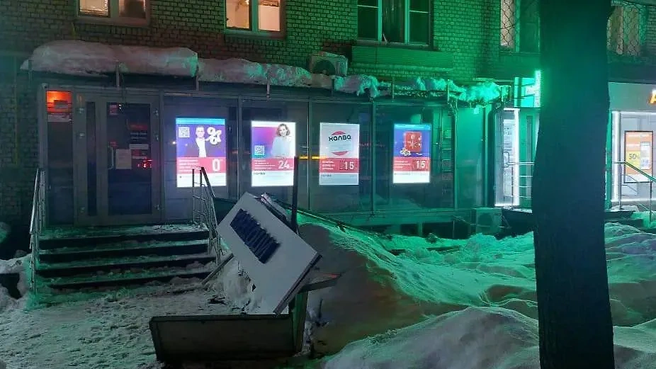 Вывеска рухнула на пенсионерку в Москве. Фото © t.me / ПРОКУРАТУРА МОСКВЫ