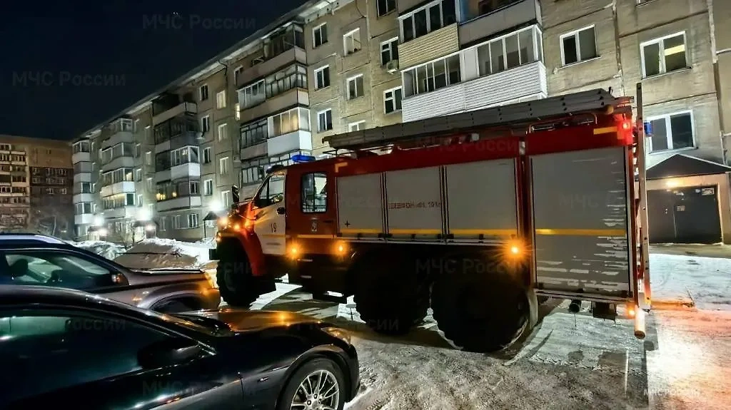 Пожарная машина на месте возгорания в Новосибирске. Обложка © ГУ МЧС России по Новосибирской области