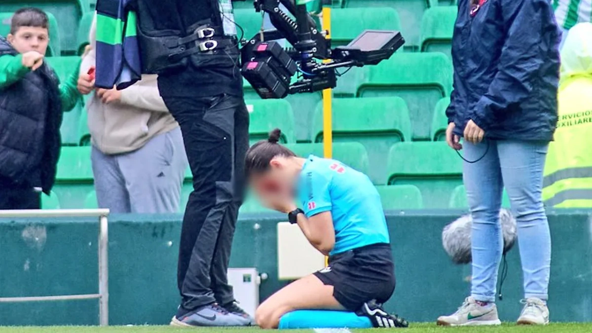 Камера разбила лицо ассистентке арбитра Гуаделупе Поррас в матче чемпионата Испании. Обложка © X / El Correo Gallego