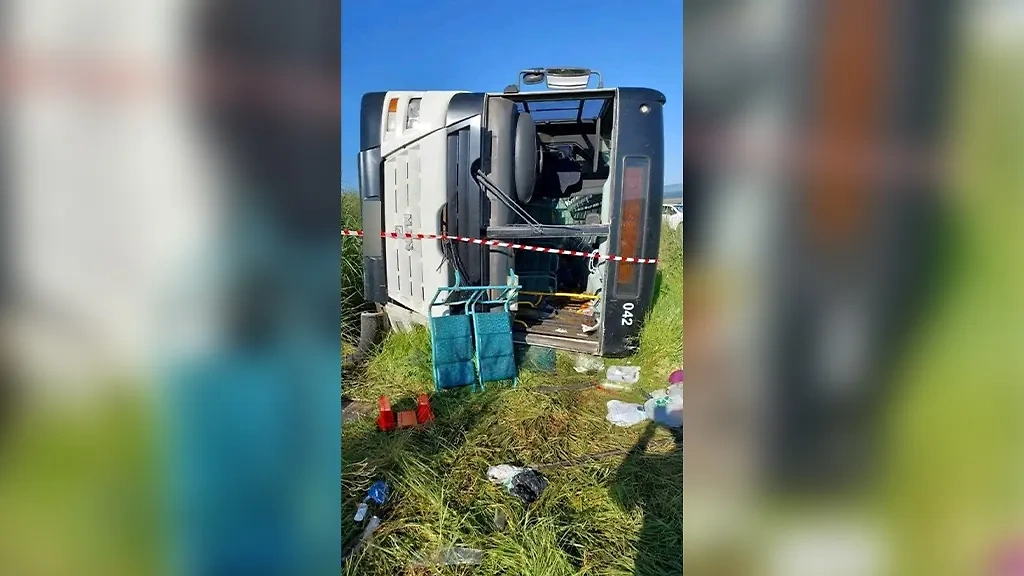 Автобус с членами партии АНК, который попал в ДТП в ЮАР. Обложка © X (Бывший Twitter) / LindaniXulu10