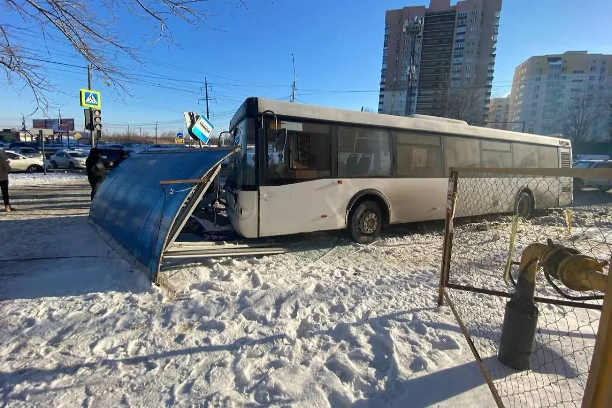 Место ДТП в Саратове, где автобус снёс остановку. Обложка © Telegram / Прокуратура Саратовской области