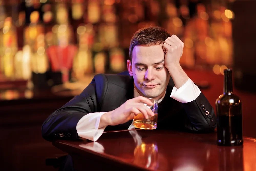 План решения проблемы одиночества прост: откажитесь от горячительных напитков. Фото © Shutterstock