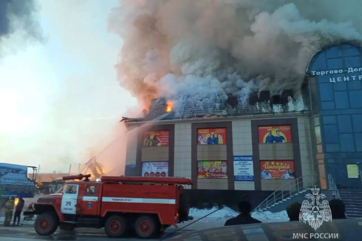 Тушение пожара в посёлке Чунском в Иркутской области. Обложка © t.me / МЧС России