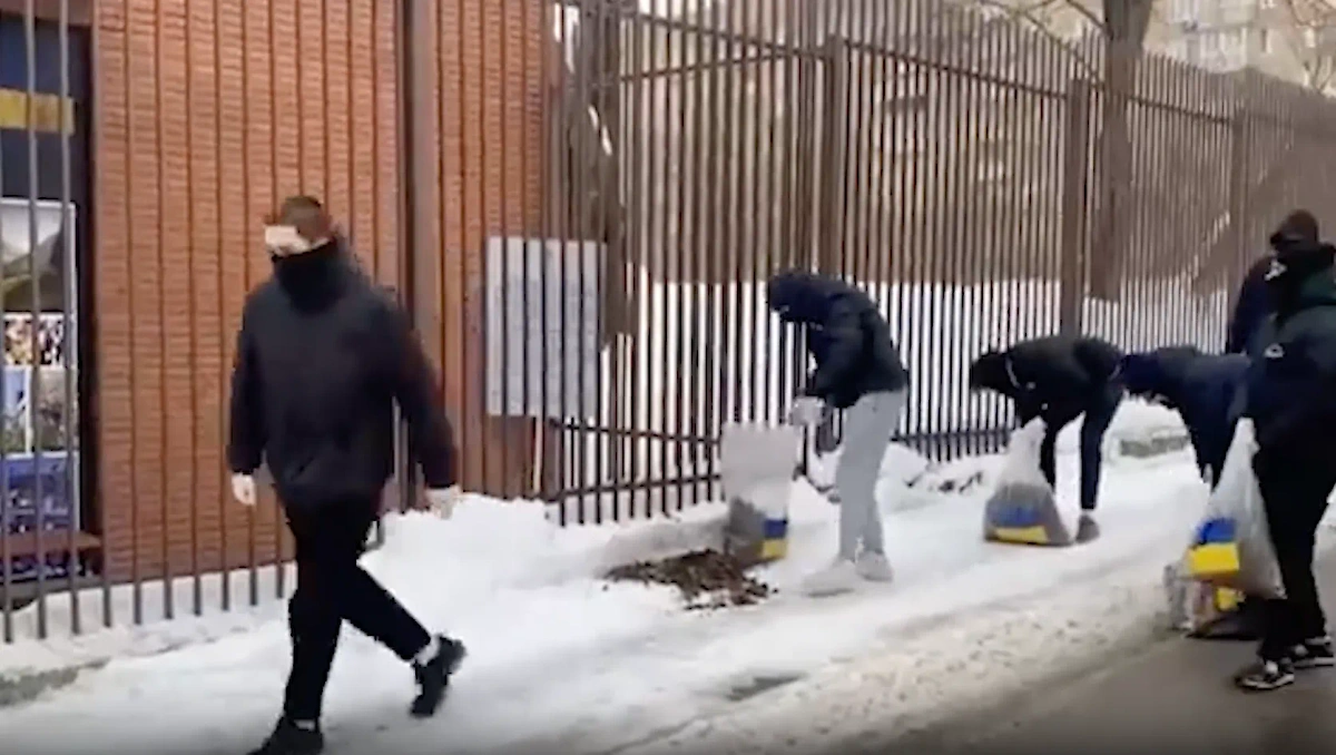Посольства Швеции и Польши в Москве забросали фекалиями. Видео © VK / Лилия Маркина