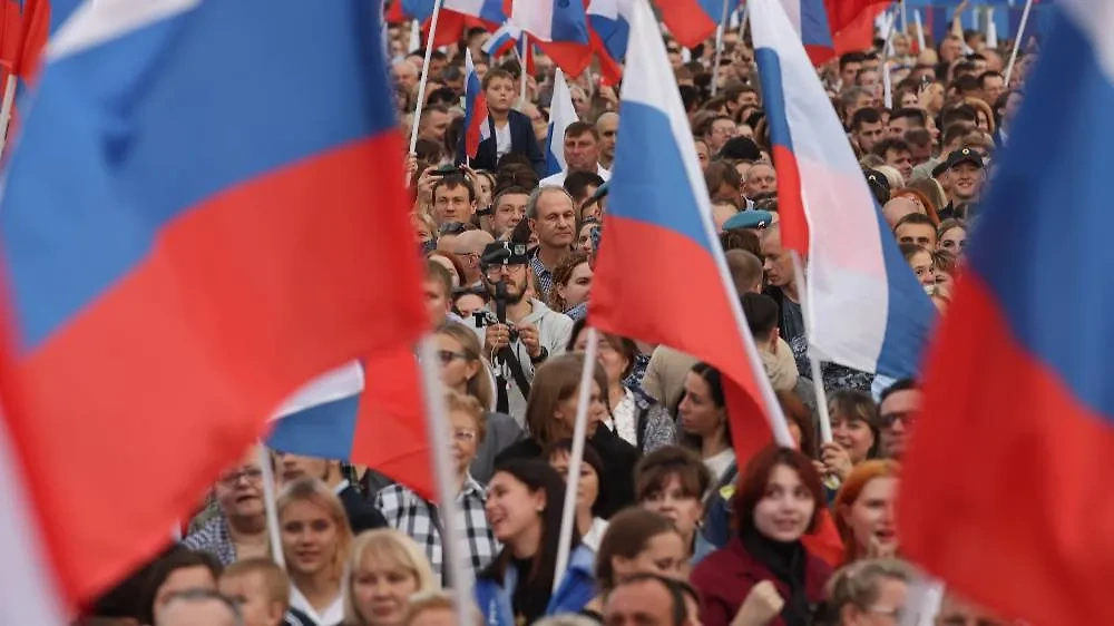 Половина россиян считают свою страну великой державой. Обложка © ТАСС / Александр Щербак 