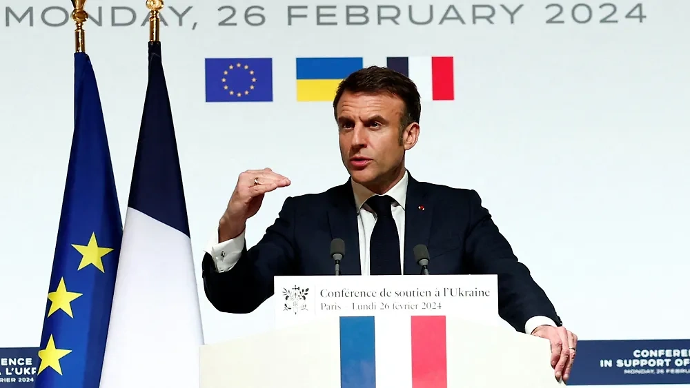Президент Франции Эмманюэль Макрон продолжает отыгрывать роль самого главного ястреба континентальной Европы. Обложка © ТАСС / ЕРА / GONZALO FUENTES / POOL