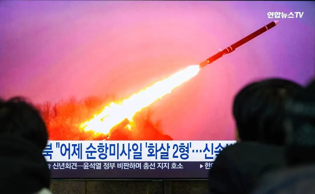 Жители Сеула наблюдают за испытаниями северокорейской ракеты "Хвасал-2". Обложка © ТАСС / Zuma