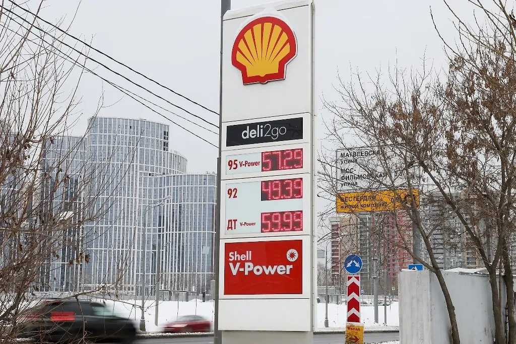 Стела заправочной станции Shell на Аминьевском шоссе. Британская нефтегазовая компания Shell намерена поэтапно отказаться от использования российских нефти и газа. 2022 год. Фото © ТАСС / Александр Щербак