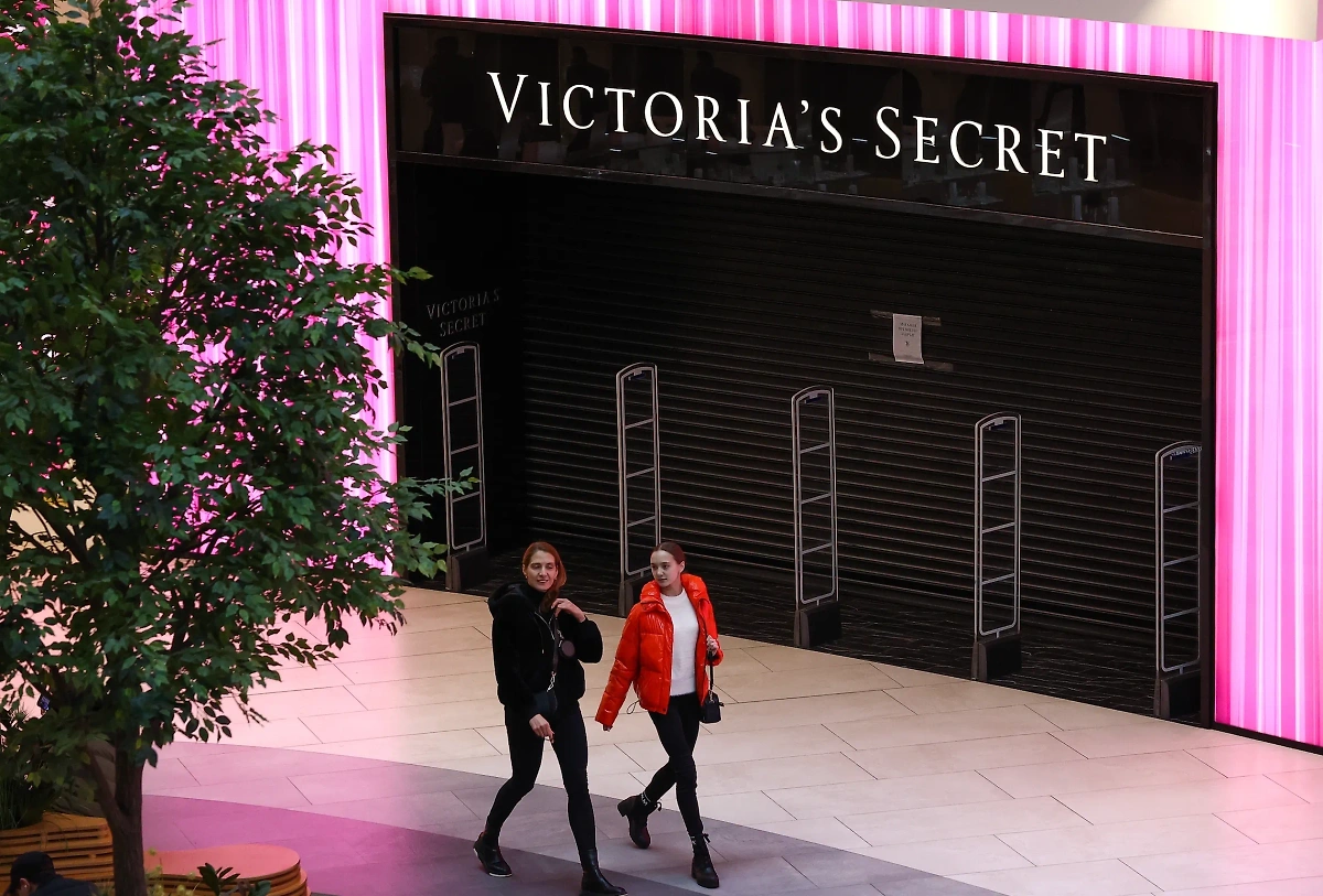 Покупатели у закрытого магазина Victoria’s Secret. Фото © ТАСС / Артём Геодакян