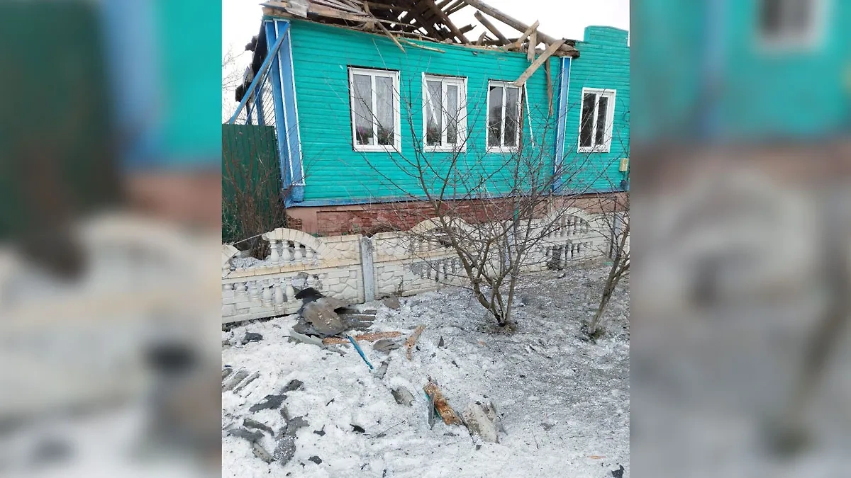 Дом в курском селе, попавший под украинский обстрел. Фото © Telegram / Роман Старовойт