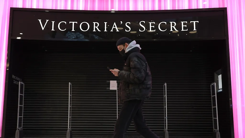 Посетитель у закрытого магазина Victoria’s Secret в торговом центре "Метрополис". Обложка © ТАСС / Вячеслав Прокофьев