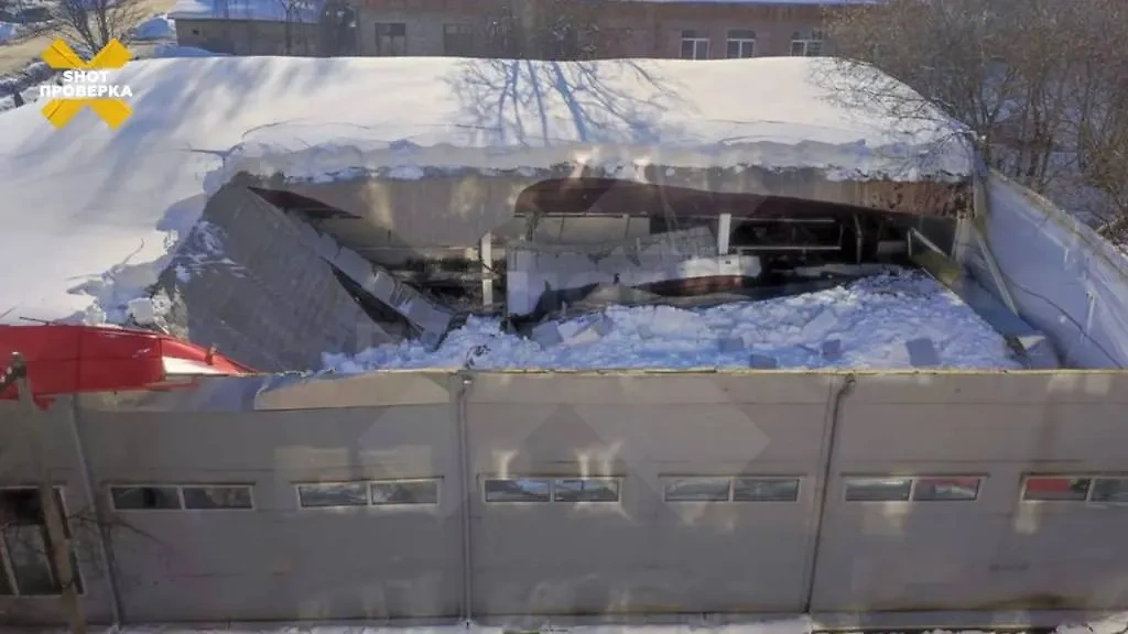 В подмосковной Старой Купавне крыша супермаркета рухнула от снега. Обложка © Telegram / SHOT ПРОВЕРКА