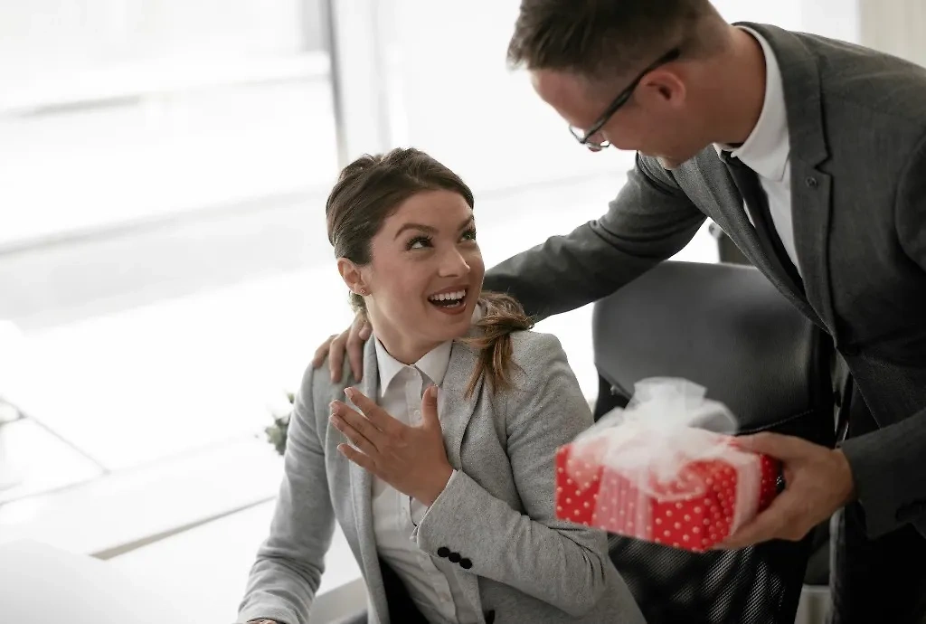 На день рождения начальника, как и на другие праздники, нужно устраивать сюрприз. Фото © Shutterstock