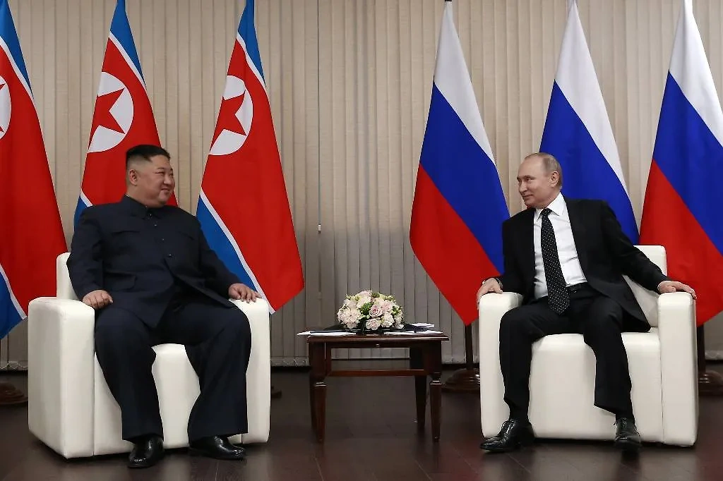 Лидер КНДР Ким Чен Ын и президент РФ Владимир Путин (слева направо). Обложка © ТАСС / Валерий Шарифулин