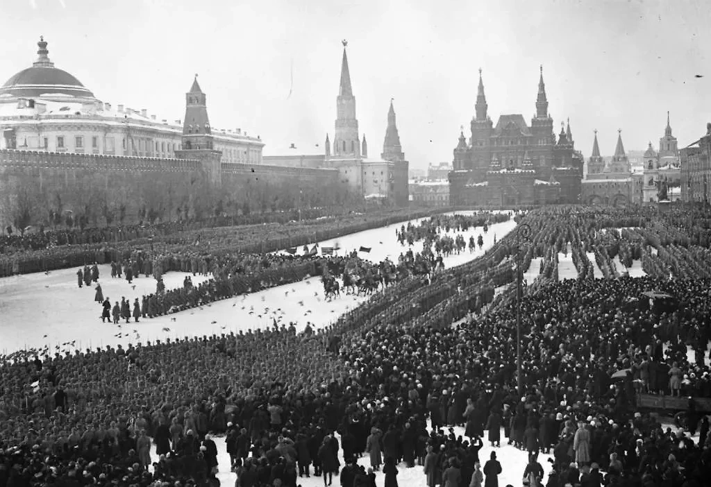 Парад революционных войск на Красной площади. 4 марта 1917 года. Фото © Wikipedia