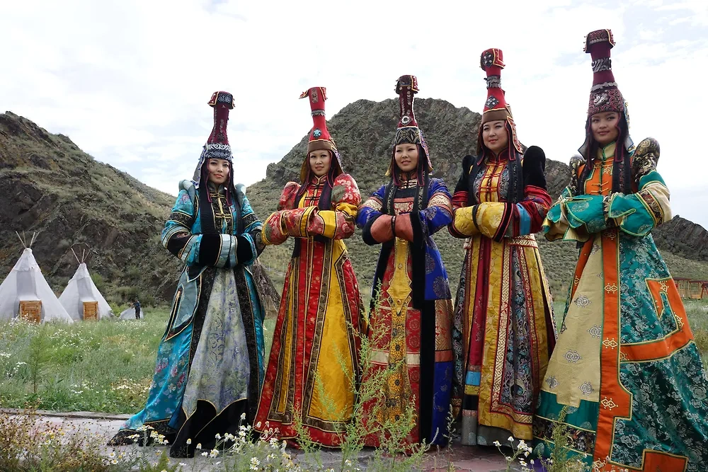 Девушки в национальных костюмах Республики Тывы. Фото © Shutterstock