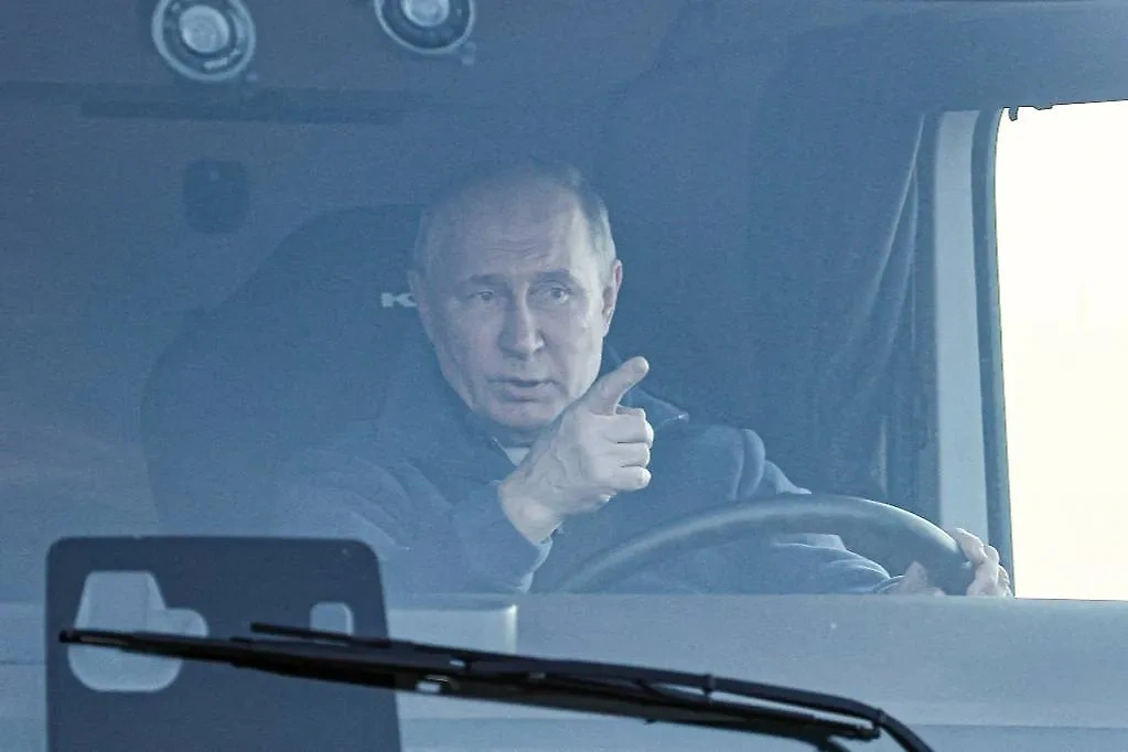 Президент России Владимир Путин за рулём КамАЗа. Обложка © ТАСС / Сергей Бобылев