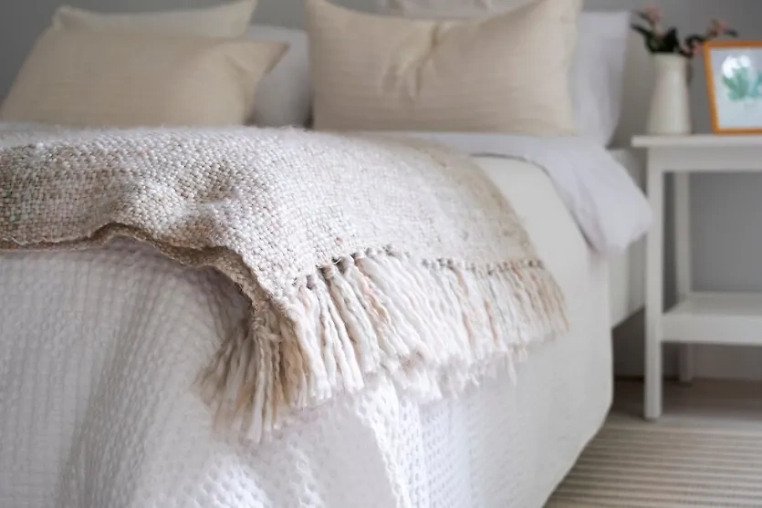 Ткани из хлопка и льна лучше всего подойдут для постельного белья. Обложка © Freepik