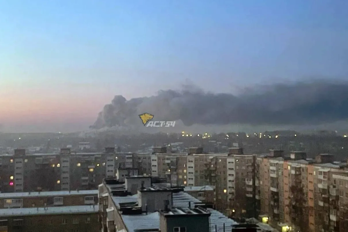 Дым от пожара склада с палетами над Новосибирском. Фото © VK / АСТ-54