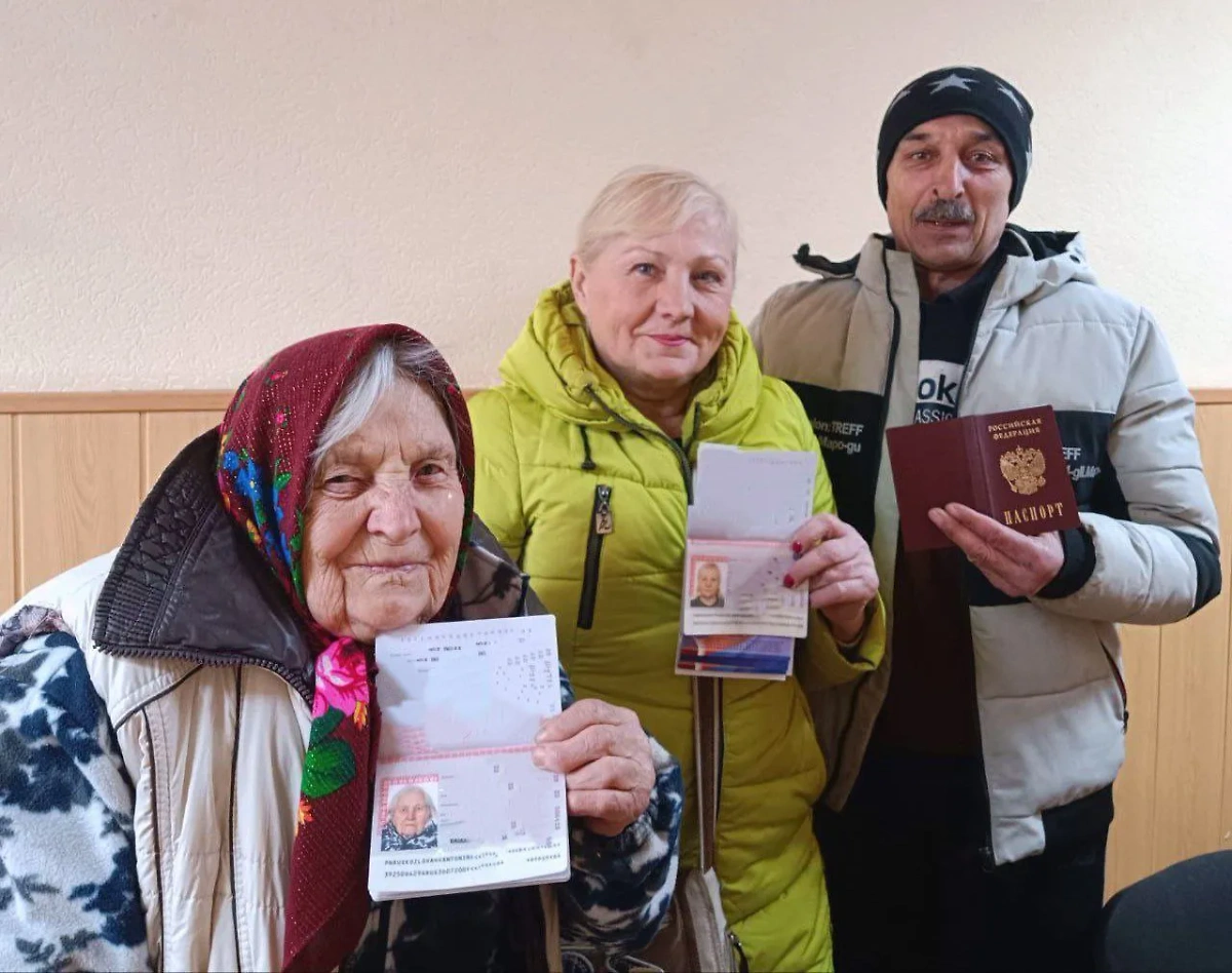 Первые жители освобождённой Авдеевки получили российские паспорта. Обложка © T.me / shevchenko_yas
