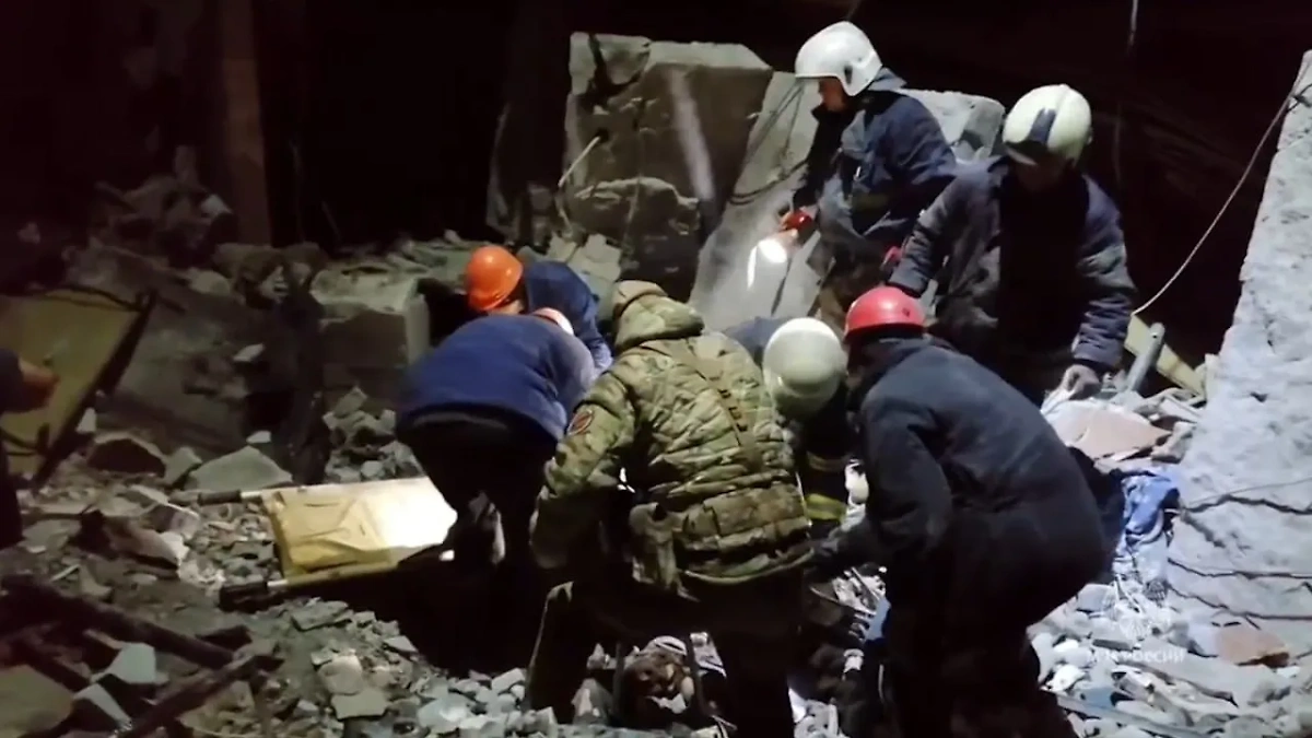 Спасатели в Лисичанске достают из-под завалов разрушенной пекарни тела погибших. Обложка © T.me / МЧС России