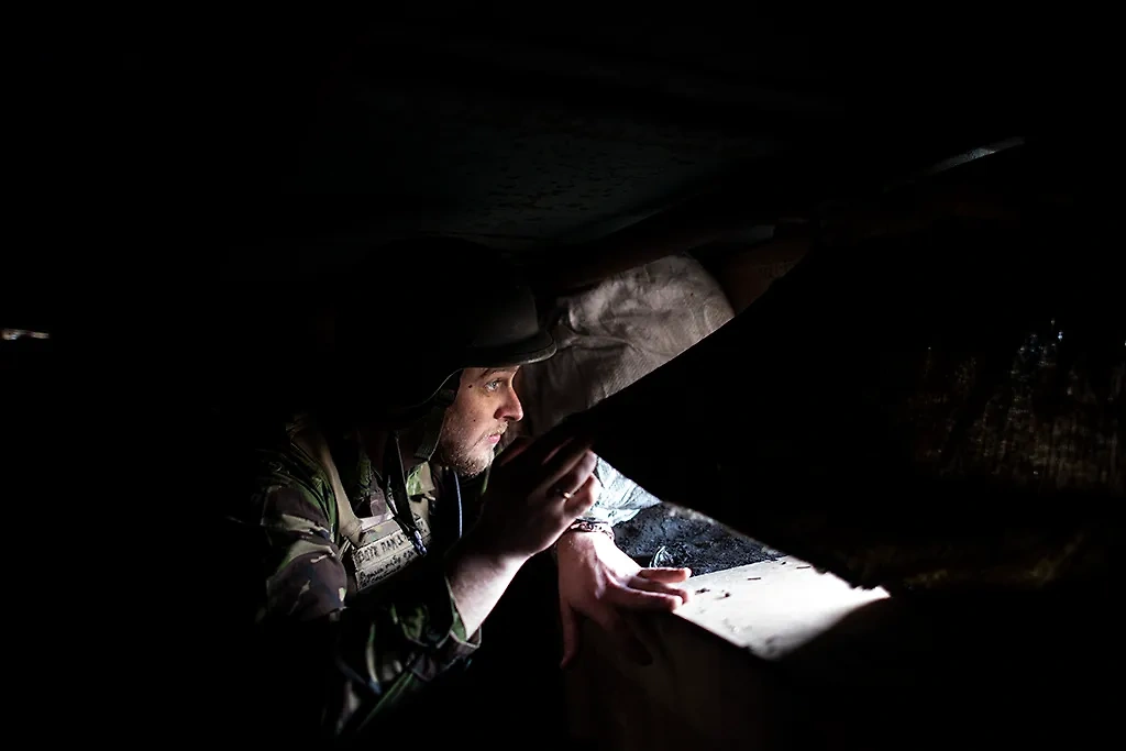 ВСУ постепенно начинают сталкиваться с "артёмовским синдромом": оборудованных позиций там, где сейчас находятся украинские войска, нет, укрываться приходится в подвалах. Фото © ТАСС / AP / Evgeniy Maloletka