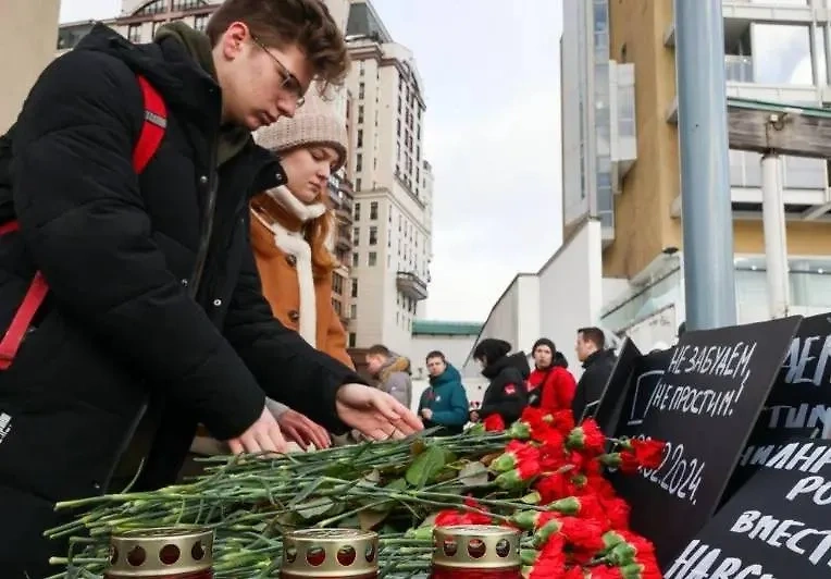 В Москве возлагают цветы на площади ЛНР в память о жертвах украинского обстрела в Лисичанске. Обложка © VK / Газета. Наш Донбасс