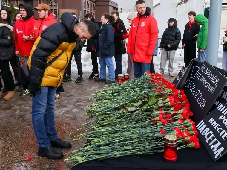 В Москве возлагают цветы на площади ЛНР в память о жертвах украинского обстрела в Лисичанске. Фото © VK / Газета. Наш Донбасс
