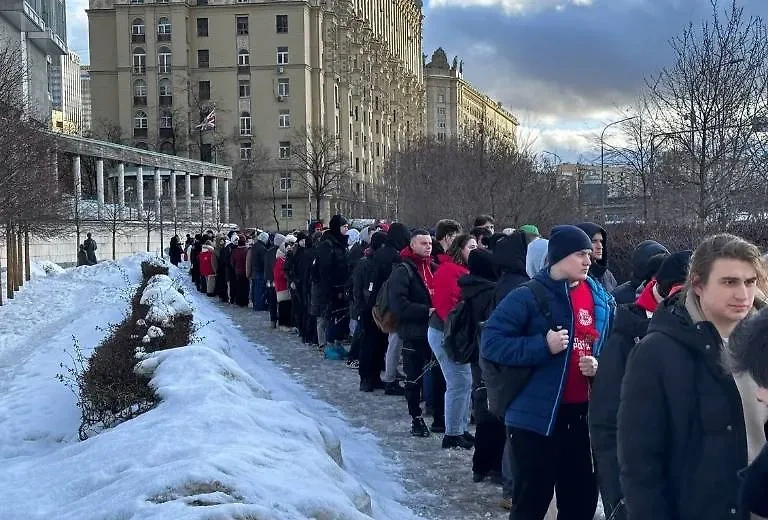 В Москве возлагают цветы на площади ЛНР в память о жертвах украинского обстрела в Лисичанске. Фото © VK / Газета. Наш Донбасс