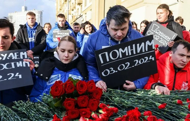 В Москве возлагают цветы на площади ЛНР в память о жертвах украинского обстрела в Лисичанске. Фото © VK / Газета. Наш Донбасс