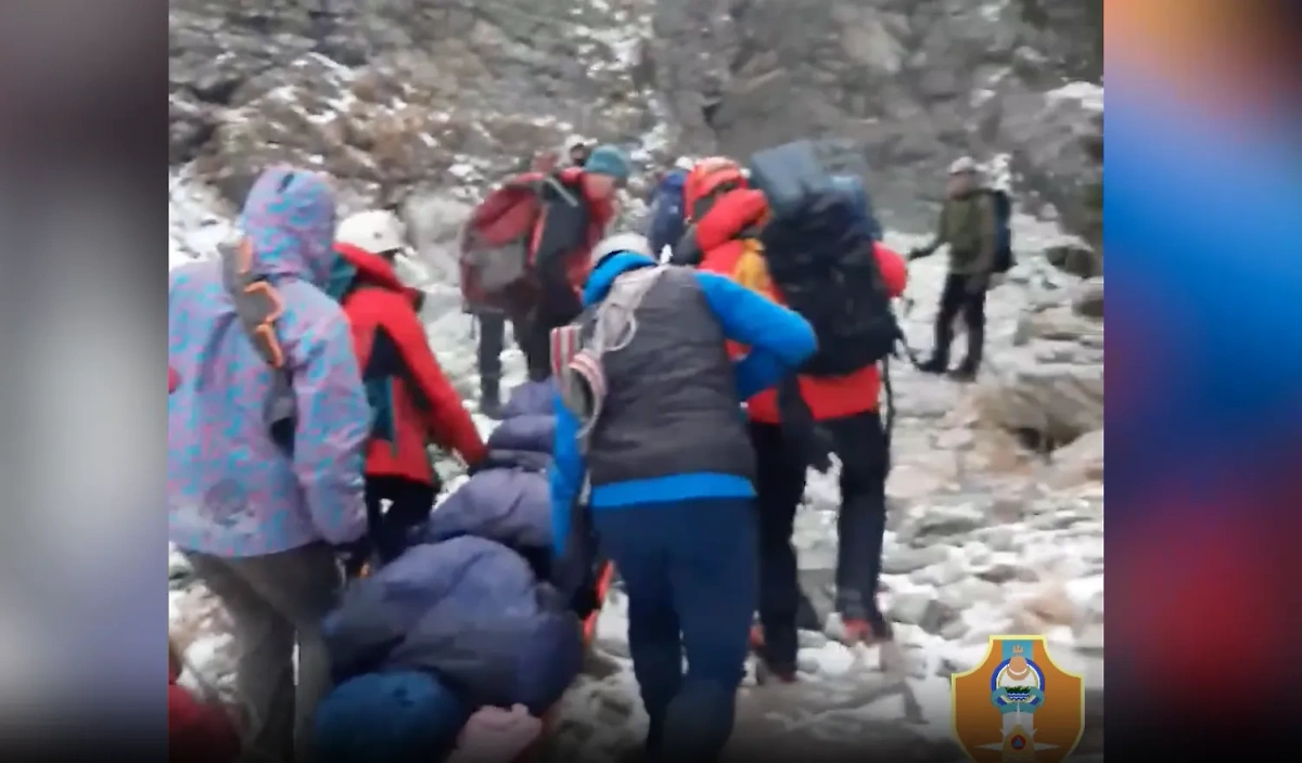 В Бурятии спасли туриста, который сорвался с высоты. Видео © VK / Агентство ГО и ЧС Республики Бурятия