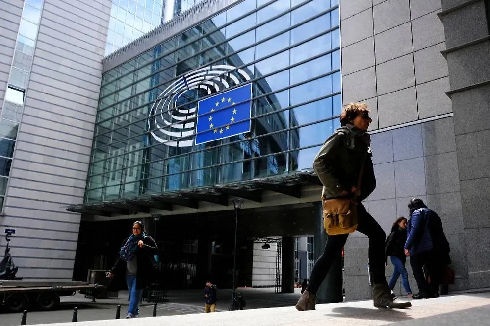 Новый пакет санкций ЕС может затронуть свыше 200 физлиц и компаний. Обложка © Shutterstock