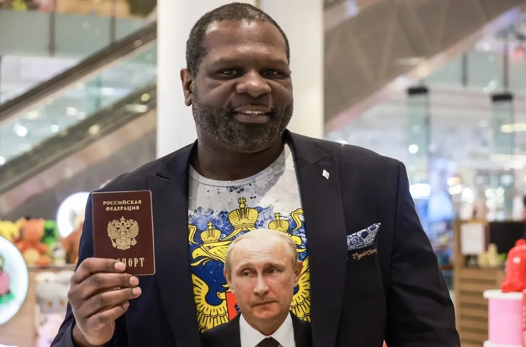 Родившийся в США боксёр Кевин Джонсон получил паспорт гражданина Российской Федерации. Фото © ТАСС / Владимир Гердо