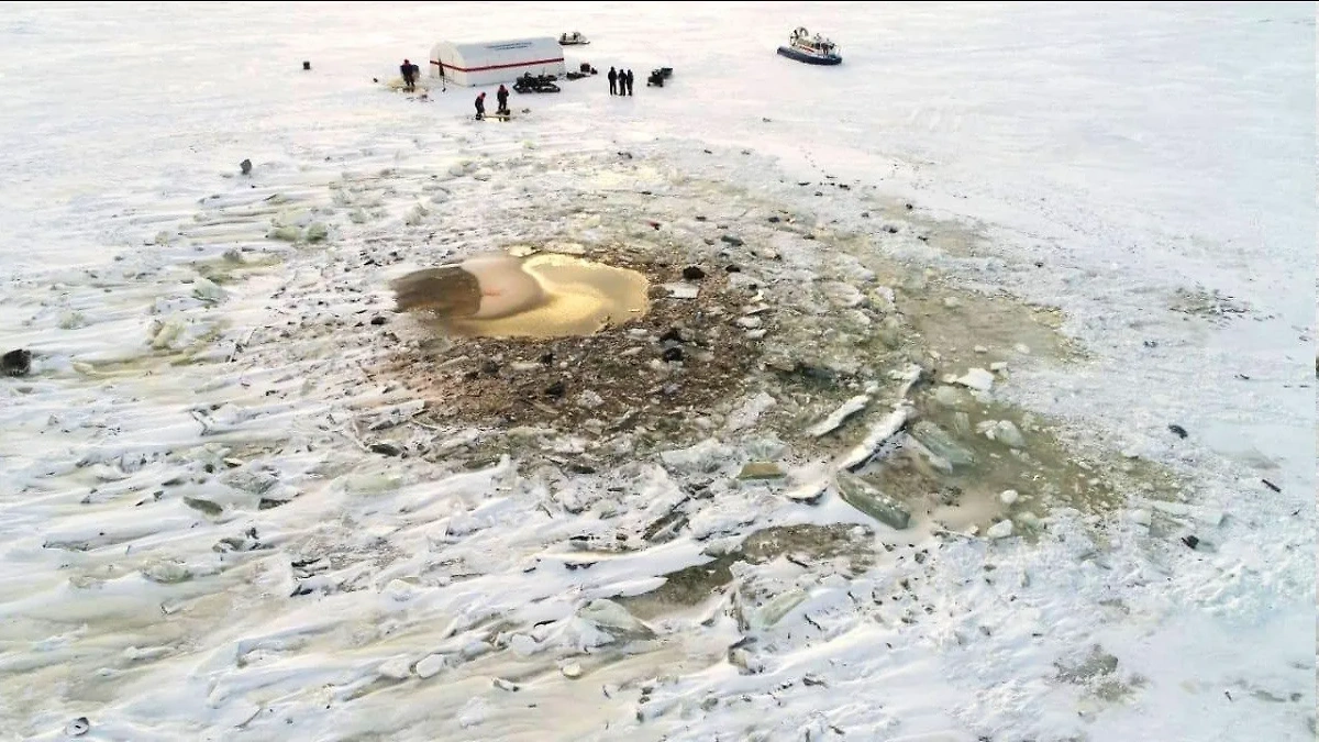 Место падения вертолёта Ми-8 в Онежском озере. Обложка © T.me / AParfenchikov