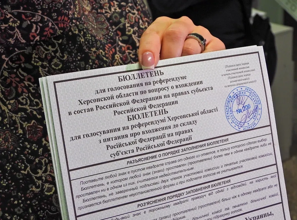 Бюллетени для референдума о вхождении Херсонской области в состав РФ. 2022 год. Фото © ТАСС / Стрингер