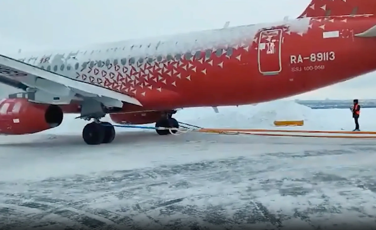 В Саранске эвакуировали с полосы самолёт, застрявший в сугробе. Видео © VK / Что происходит