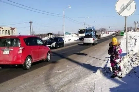 В Южно-Сахалинске водитель автобуса высадил ребёнка на трассе. Обложка © VK / Новостной