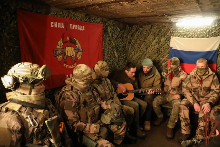 Рэпер ST и гитарист группы "Звери" Герман Осипов выступили перед военными в зоне СВО. Обложка © Росгвардия