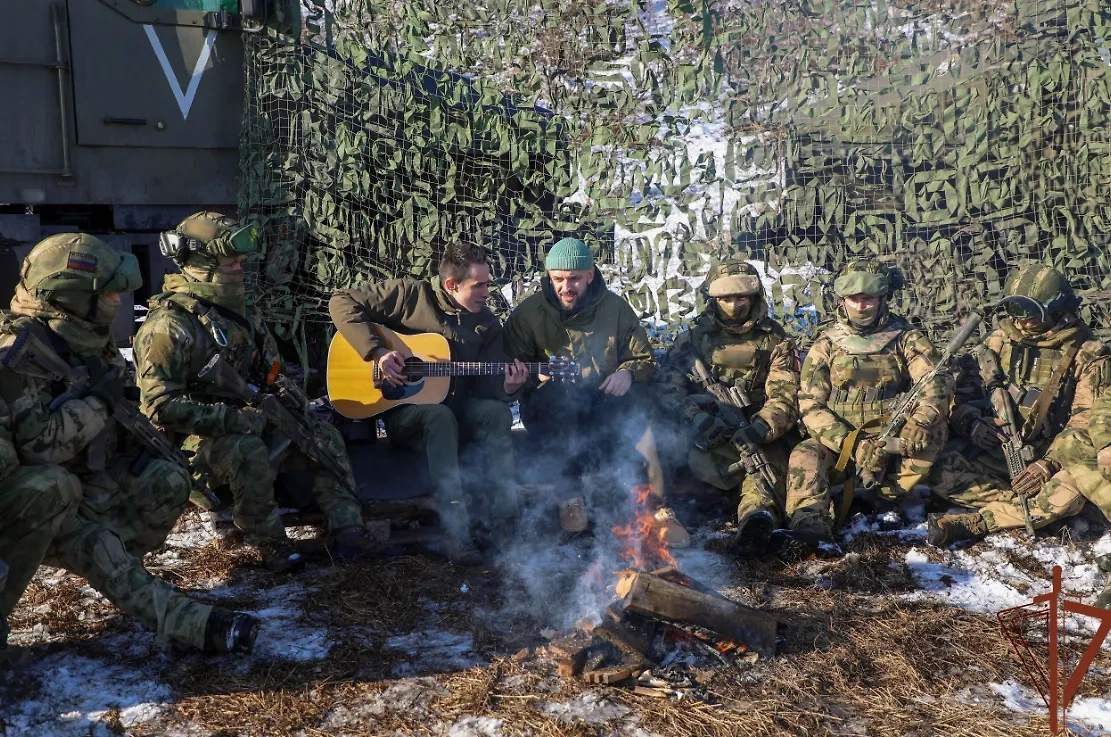 Рэпер ST и гитарист группы "Звери" Герман Осипов выступили перед военными в зоне СВО. Фото © Росгвардия