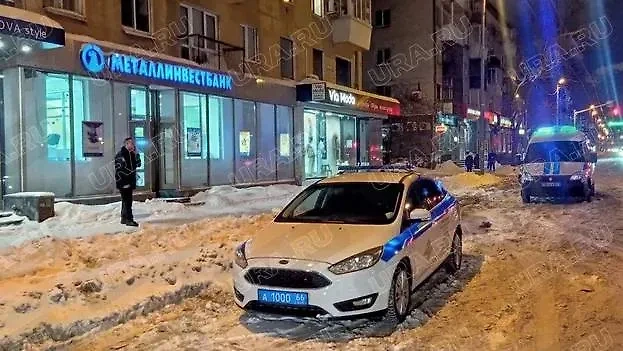 Обстановка на месте ограбления банка в Екатеринбурге. Обложка © Ura.ru